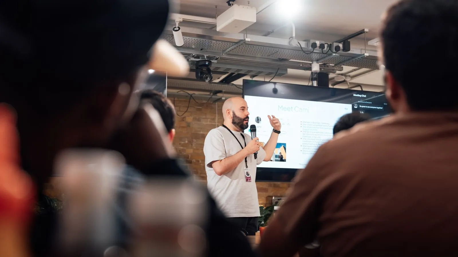 Intervenant présentant devant une audience lors d'un événement de l'écosystème startup
