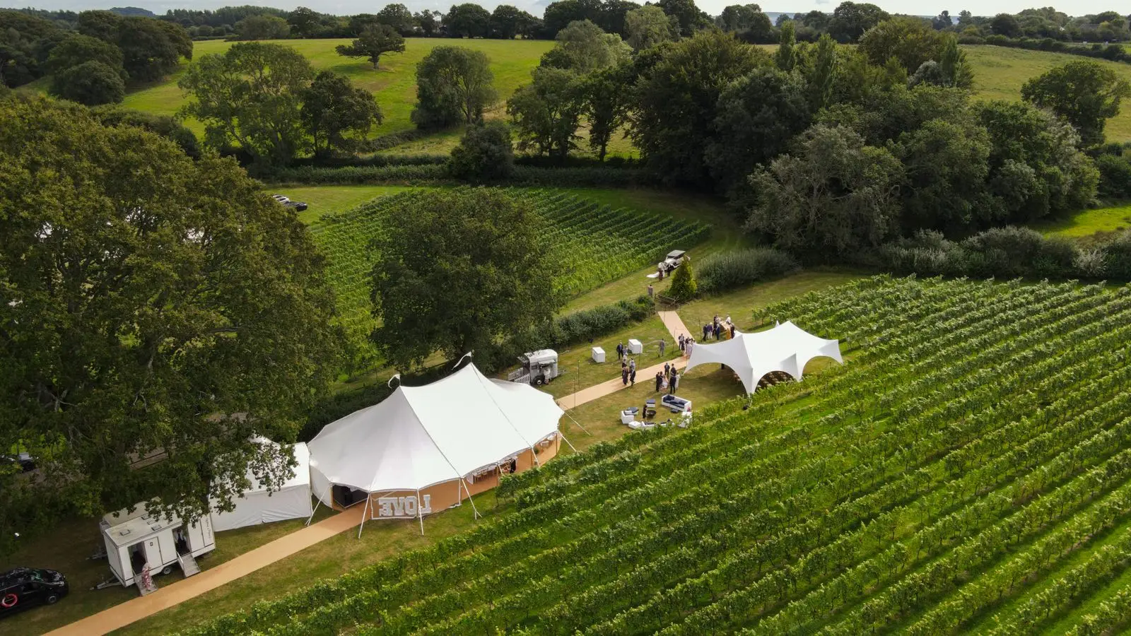 Vue aérienne de chapiteaux d'événement installés au milieu des vignes